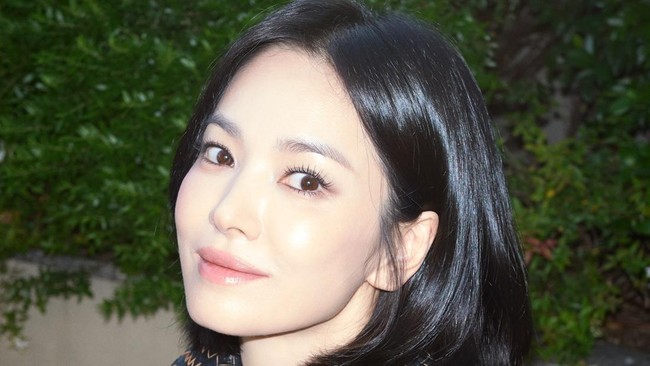 “Pemilihan Song Hye Kyo menandai babak baru dalam perjalanan Bottega Veneta untuk terlibat dengan seni kontemporer, menyoroti semangat khas Bottega Veneta yang mencakup beragam wilayah dan latar belakang budaya,” ungkap perwakilan Bottega Veneta. Foto: dok. Instagram @kyo1122