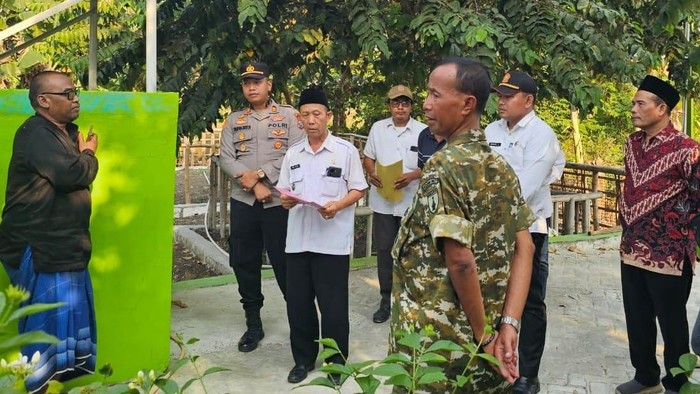 Geger di Gresik, tiba-tiba ada makam Jaka Umbaran tapi dibangun oleh perseorangan warga yang mengaku bermimpi. Forkopimcam Cerme mengecek lokasi.