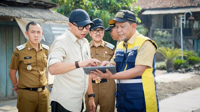 Gubernur Lampung Rahmat Djausal tinjau perbaikan jalan.