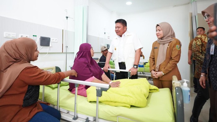Gubernur Sumsel Herman Deru saat meninjau pasien.