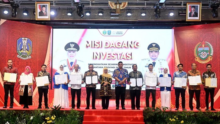 Gubsu Bobby Nasution dan Gubernur Jatim Khofifah Indar Parawansa di acara Misi Dagang Investasi Jatim-Sumut (Dok. Diskominfo Sumut)