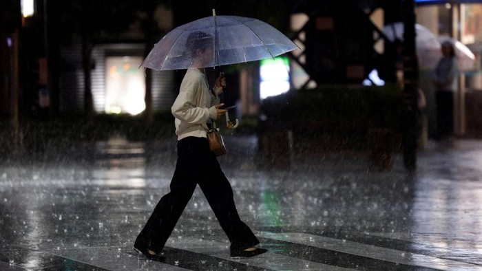 Hujan deras di Tokyo, Jepang (REUTERS/Kim Kyung-Hoon)