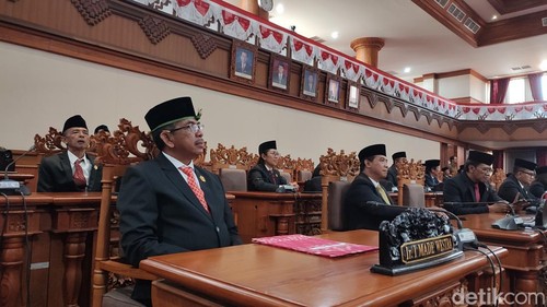 I Made Westra saat duduk di kursi DPRD Kota Denpasar seusai menjalani pelantikan PAW, Selasa (29/9/2026). (Ahmad Firizqi Irwan/detikBali)