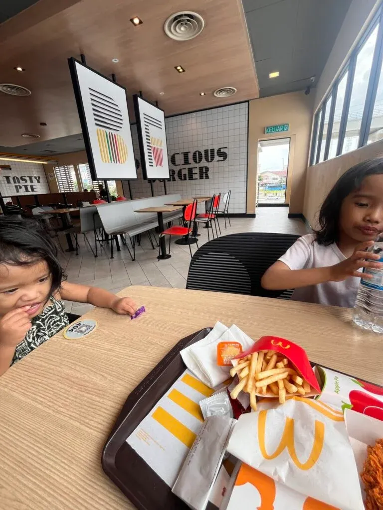 Ibu kerja cuci piring demi anak Demi Belikan Anak Ayam Goreng, Ibu Ini Rela Kerja Sampingan Cuci Piring