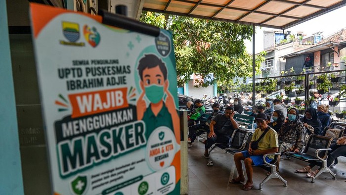 Warga antre untuk menjalani pemeriksaan kesehatan di Puskesmas Ibrahim Adjie, Bandung, Jawa Barat, Senin (28/9/2026). Dinas Kesehatan Provinsi Jawa Barat mencatat hingga Jumat 25 September 2026 terdapat 65 kasus positif influenza tipe A di Kota Bandung serta pihaknya menghimbau agar masyarakat diminta untuk menerapkan perilaku hidup bersih dan sehat agar terhindar dari penularan. ANTARA FOTO/Raisan Al Farisi/agr