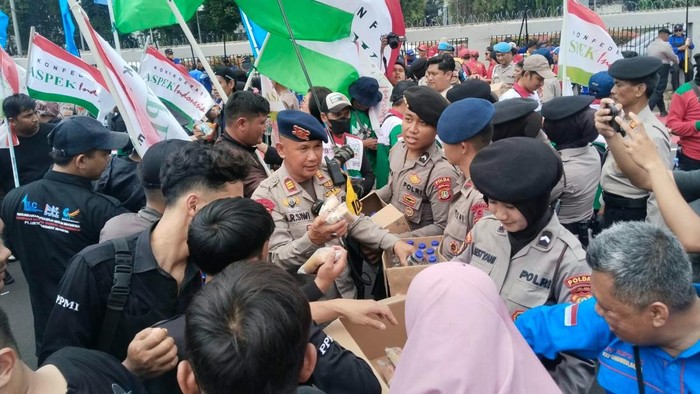 Jajaran Polda Metro Jaya memberikan pelayanan humanis kepada massa yang menyampaikan aspirasi di kawasan Gedung DPR/MPR RI, Jakarta. (dok Istimewa)