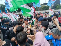 Brimob & Polwan Bagikan Makanan-Minuman ke Massa Aksi di Depan DPR
