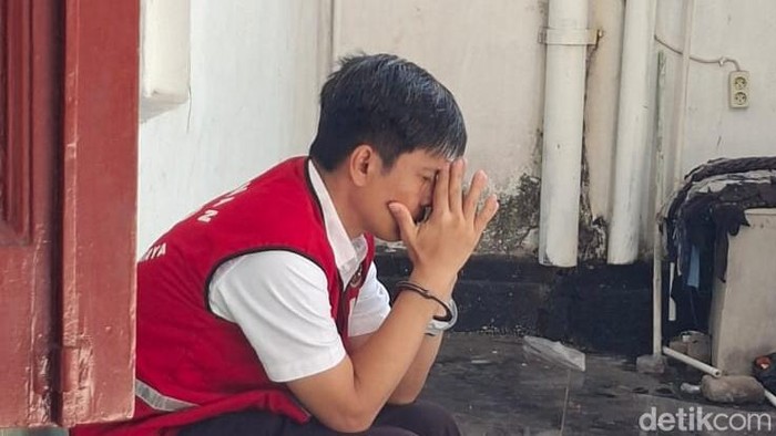 Jan Leon sebelum menjalani sidang tuntutan di halaman PN Surabaya.