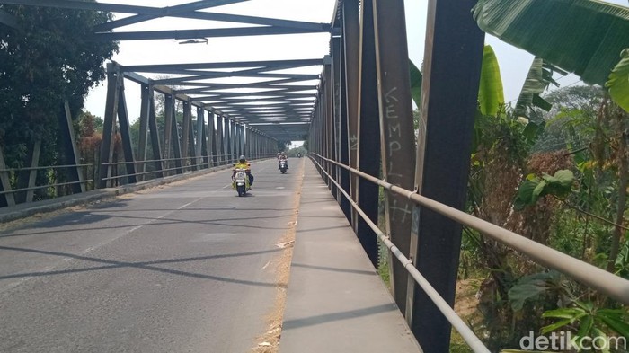 Jembatan Serenan, Klaten di atas Sungai Bengawan Solo.