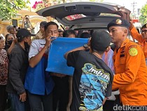 Kehilangan tapi Lega, Guruh Sambut Jenazah Kembarannya Korban KM Virgo