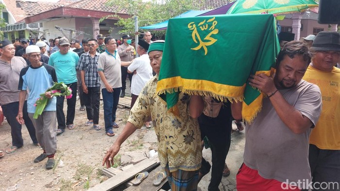 Jenazah Yaya Carya saat hendak di makamkan