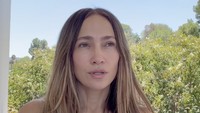 JLo Tanpa Makeup di Usia 57 Usai Menangis, Wajah Kencangnya Jadi Sorotan