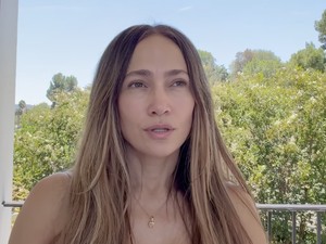 JLo Tanpa Makeup di Usia 57 Usai Menangis, Wajah Kencangnya Jadi Sorotan