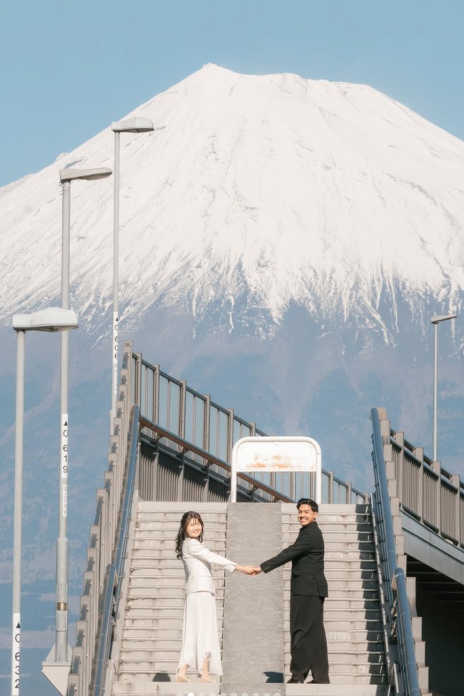 Setelah melamar kekasihnya, Gracia Caroline, Jerome Polin melanjutkan dengan pemotretan mesra berlatar gunung Fuji. Foto: Instagram/@jeromepolin