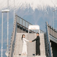 Setelah melamar kekasihnya, Gracia Caroline, Jerome Polin melanjutkan dengan pemotretan mesra berlatar gunung Fuji. Foto: Instagram/@jeromepolin