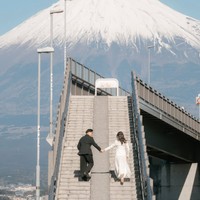 Dalam keterangan unggahan, Jerome mengungkapkan bahwa momen tersebut menjadi salah satu pemotretan impian keduanya. Sedikit cerita, Gunung Fuji sering tertutup awan. Sejak dua hari sebelum kami melakukan photoshoot ini, Gunung Fuji tertutup oleh awan. Bahkan sempat hujan dan angin kencang. Jujur sempat hopeless dan gak berharap banyak, cuma bisa berdoa. Ternyata tepat di hari photoshoot kami, cuacanya benar-benar cerah dan sama sekali tidak ada awan yang menutupi Gunung Fuji. Ini momen yang sangat langka dan aku yakin ini berkat dari Tuhan. Praise the Lord! tulisnya. Foto: Instagram/@jeromepolin