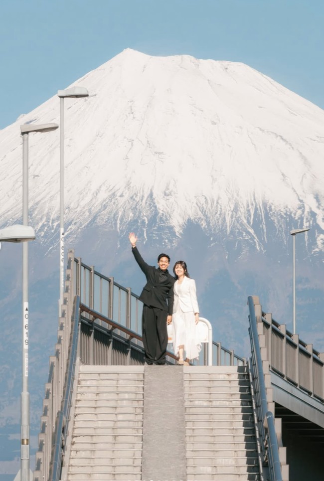 Tampil serasi, Jerome dan Gracia berbusana dengan tema monokrom. Jerome tampil berbusana serba hitam, sementara Gracia berbusana serba putih. Foto: Instagram/@jeromepolin