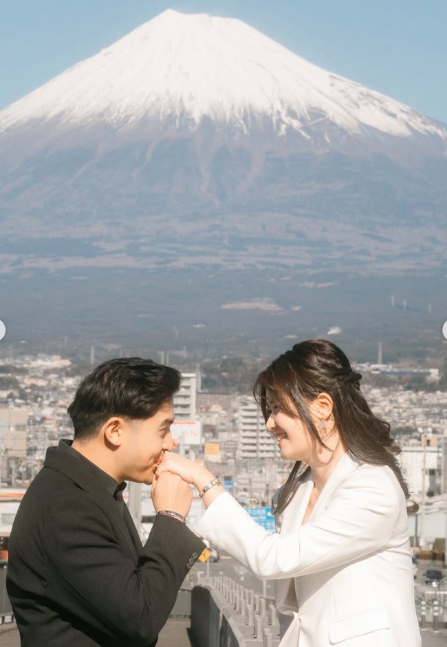 Sebelumnya Jerome diketahui juga sudah melamar Gracia di lokasi yang sama. Sudah melangkah ke jenjang hubungan yang lebih serius, pasangan satu ini pun memamerkan pose romantis mereka. Foto: Instagram/@jeromepolin