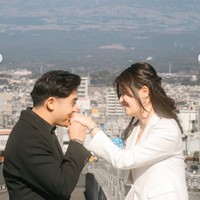 Sebelumnya Jerome diketahui juga sudah melamar Gracia di lokasi yang sama. Sudah melangkah ke jenjang hubungan yang lebih serius, pasangan satu ini pun memamerkan pose romantis mereka. Foto: Instagram/@jeromepolin