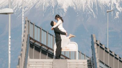 Pemotretan Jerome Polin & Kekasih Usai Lamaran, Mesra di Depan Gunung Fuji