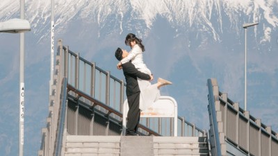 Pemotretan Jerome Polin & Kekasih Usai Lamaran, Mesra di Depan Gunung Fuji