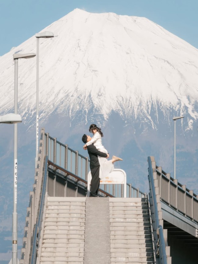 Pemotretan Jerome Polin & Kekasih Usai Lamaran, Mesra di Depan Gunung Fuji
