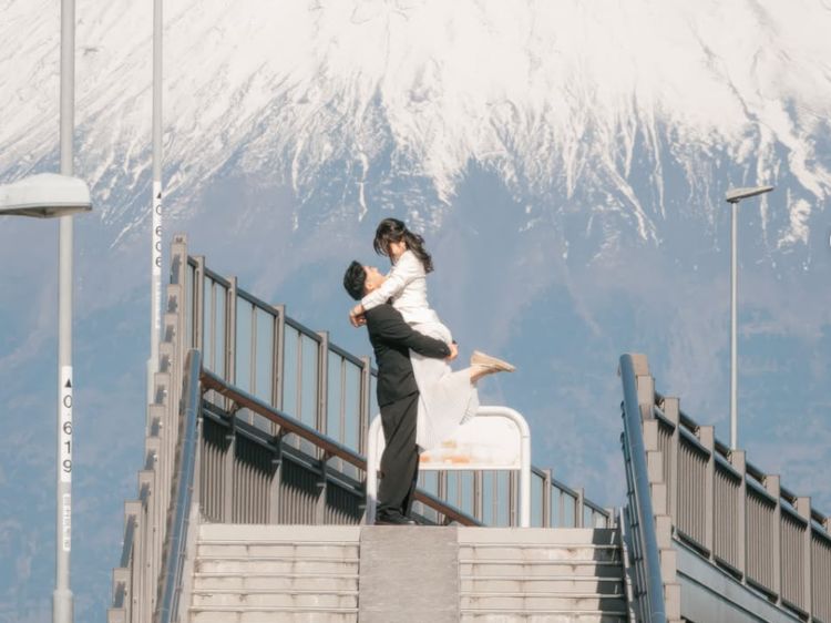 Pemotretan Jerome Polin & Kekasih Usai Lamaran, Mesra di Depan Gunung Fuji