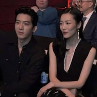 Jing Boran dan Pacar Tampil Bareng di Fashion Show, Fans Early Spring Kecewa