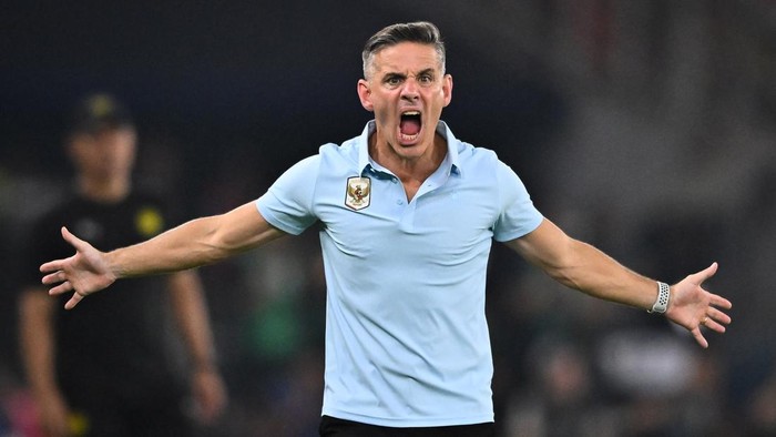 Pelatih Tim Nasional Indonesia John Herdman memberikan arahan kepada para pemain saat bertanding melawan Tim Nasional Malaysia dalam pertandingan penyisihan Grup A FIFA ASEAN Cup 2026 di Stadion Utama Gelora Bung Karno (SUGBK), Senayan, Jakarta, Senin (28/9/2026). Pertandingan berakhir seri 0-0. ANTARA FOTO/M Risyal Hidayat/app/kye