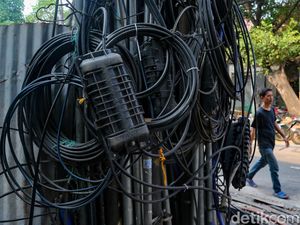 Kabel Bergelantungan di Kuningan Barat, Warga Dibuat Was-was