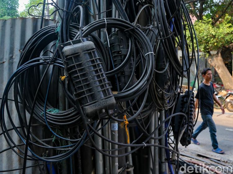 Kabel Bergelantungan di Kuningan Barat, Warga Dibuat Was-was