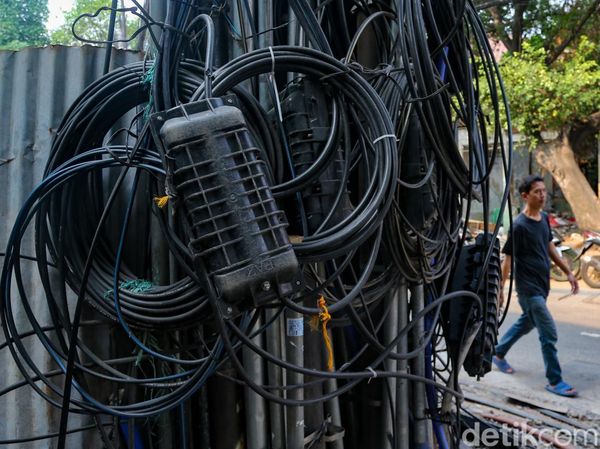 Kabel Bergelantungan di Kuningan Barat, Warga Dibuat Was-was