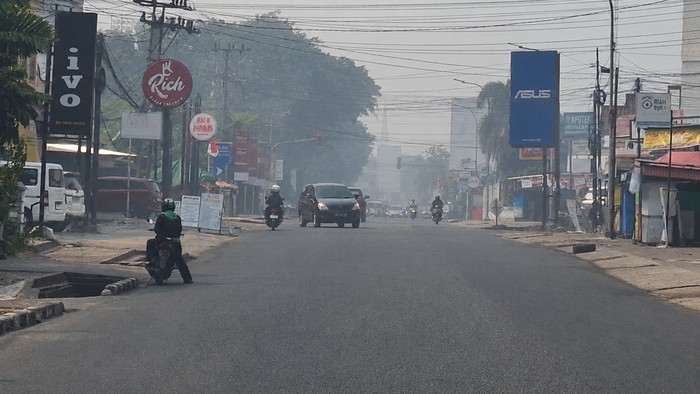 Kabut asap terlihat pekat pagi ini jarak pandang terganggu