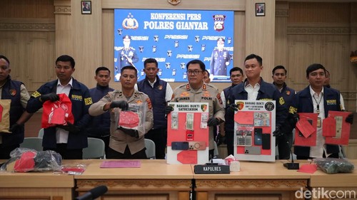 Kapolres Gianyar AKBP James Rajagukguk menunjukkan barang bukti uang curian milik MS dan JI saat konferensi pers di kantornya, Selasa (29/9/2026). (Aryo Mahendro/detikBali)