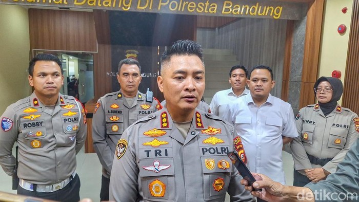 Kapolresta Bandung Kombes Tri Suhartanto saat wawancara bersama awak media.