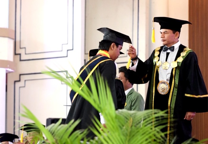 Karunya Saka Listianto menjadi wisudawan terbaik UPN Jogja periode wisuda I 2026/2027, yang lulus tanpa skripsi
