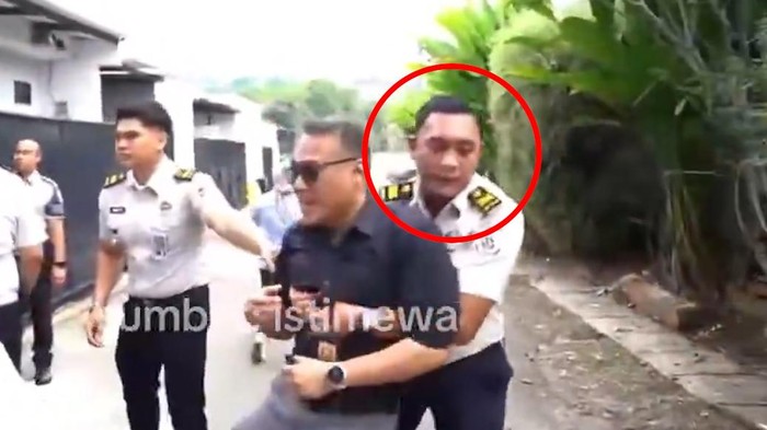 Sosok Kasi Pembinaan Narapidana dan Anak Didik (Kasi Binadik) Lapas IIA Cibinong nonaktif, Yoseph Jhon Ferry, dikuliti dalam rapat di DPR RI. Yoseph sendiri menjadi pembahasan warganet saat muncul dalam video sidak Ombudsman ke Lapas Cibinong.