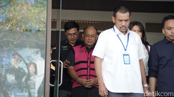 Kasus dugaan korupsi tata kelola program Makan Bergizi Gratis (MBG) pada Badan Gizi Nasional (BGN) memasuki babak baru. Kejaksaan Agung melimpahkan enam tersangka beserta barang bukti ke Kejaksaan Negeri Jakarta Pusat, Selasa (29/9/2026).