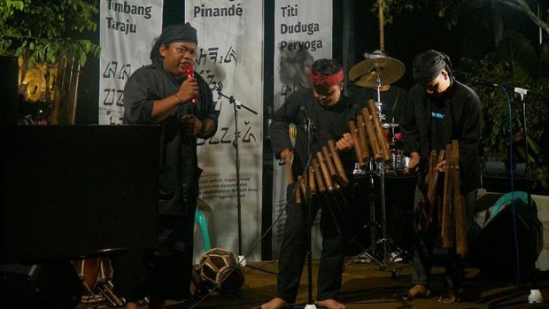 Kawargian Nonoman Galuh menggelar kegiatan bertajuk Sarakan Midang yang dirangkai dengan diskusi sastra dan pengenalan tokoh asal Ciamis. Kawargian Nonoman Galuh menggelar kegiatan bertajuk Sarakan Midang yang dirangkai dengan diskusi sastra dan pengenalan tokoh asal Ciamis.