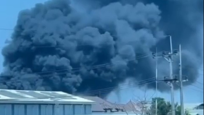 Kebakaran di Gresik dengan asap hitam pekat membubung tinggi.