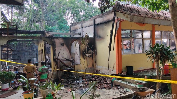 Ruang Perpustakaan di SMPN 1 Tegalrejo Jalan Magelang-Kopeng Km 11,4 Tegalrejo, Magelang, terbakar, Selasa (29/9/2026).