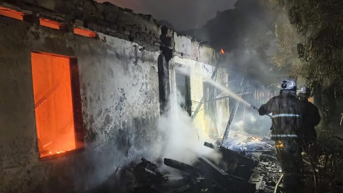 Petugas Damkar Kota Semarang saat melakukan pemadaman kebakaran rumah di Kelurahan Mlatibaru, Kecamatan Semarang Timur, Selasa (29/9/2026).