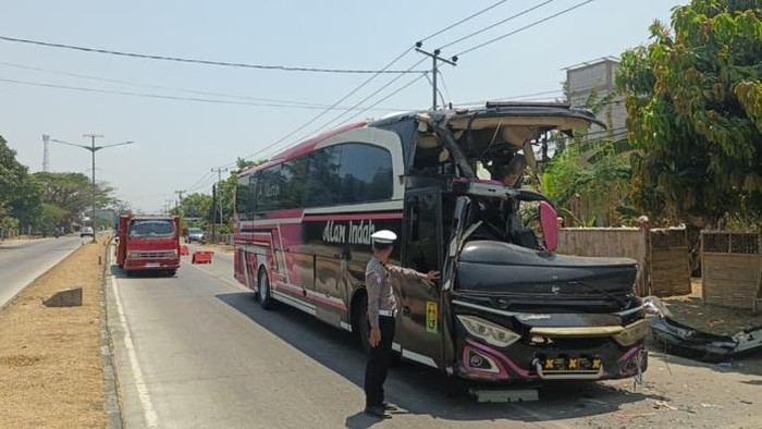 Kecelakaan Bus Alam Indah di Barru, Sulsel, menabrak truk antre BBM, mengakibatkan empat penumpang luka-luka.
