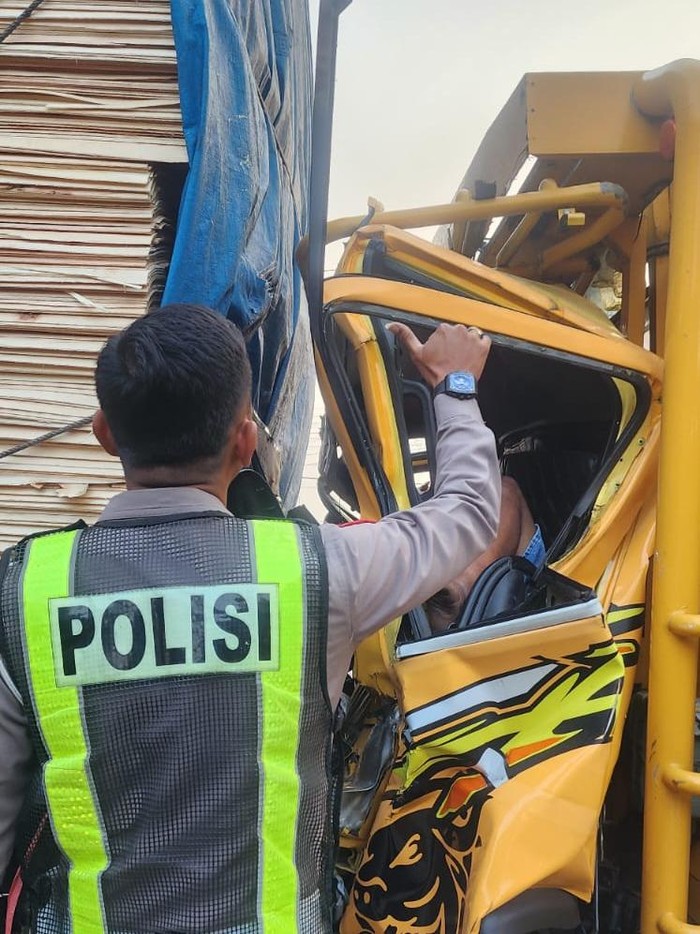 Kecelakaan colt diesel menabrak tronton dari belakang di Lamongan menyebabkan sopir truk tewas.