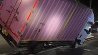 Truk Angkut Paket Terbalik Usai Hindari Motor Terobos Lampu Merah di Jakpus