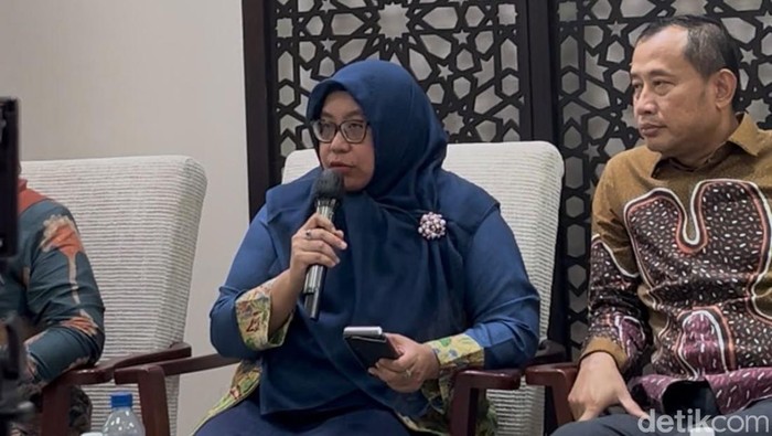 Direktur Perizinan dan Akreditasi Haji Khusus dan Umrah Kemenhaj, Atty Novyanty dan Direktur Bina Haji Khusus dan Umrah Kementerian Haji dan Umrah, Akhmad Fauzin.