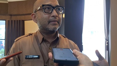 Kepala DLH Mataram, Nizar Denny Cahyadi, saat diwawancarai, Selasa (29/9/2026). (Nathea Citra/detikBali)