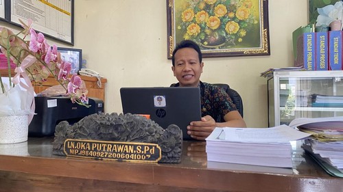 IN Oka Putrawan, Kepala Sekolah SDN 33 Dangin Puri Denpasar, diwawancarai, Selasa (29/9/2026). (Izzul Wafa/detikBali)