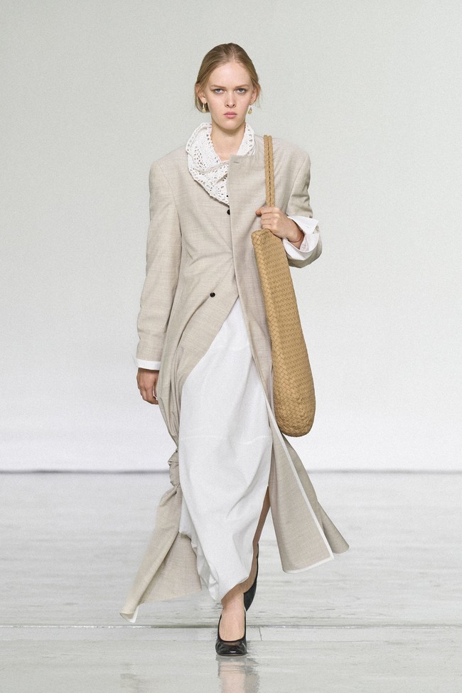 “Spring turning into summer brings a sense of possibility. Layers peel away. The body feels different,” tulis Bottega Veneta. Konsep tersebut menjadi dasar karya terbaru desainer Louise Trotter yang mengedepankan pergerakan. (Foto: Dok. Bottega Veneta)