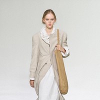 “Spring turning into summer brings a sense of possibility. Layers peel away. The body feels different,” tulis Bottega Veneta. Konsep tersebut menjadi dasar karya terbaru desainer Louise Trotter yang mengedepankan pergerakan. (Foto: Dok. Bottega Veneta)